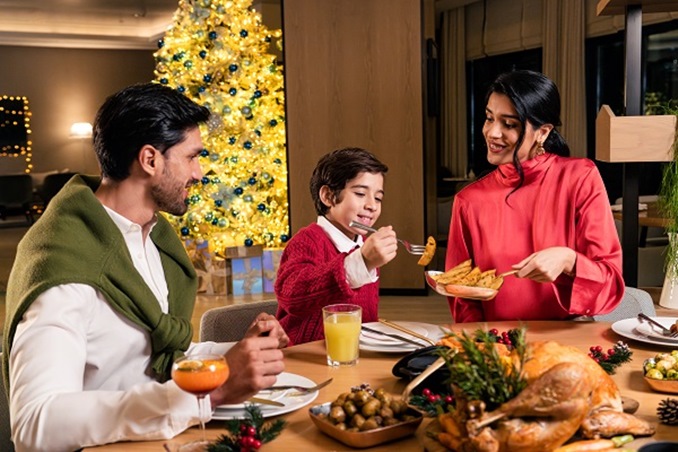 موسم الأعياد على البحر… تفاصيل احتفالية أنيقة في فيدا أم القيوين